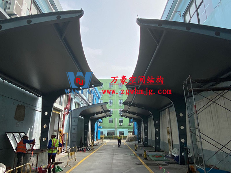 膜結(jié)構(gòu)車棚定做哪里好？膜結(jié)構(gòu)生產(chǎn)廠家哪家好？