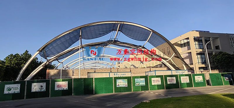 寧波諾丁漢大學(xué)室外運(yùn)動場地改擴(kuò)建項目膜結(jié)構(gòu)工程鋼結(jié)構(gòu)已完成