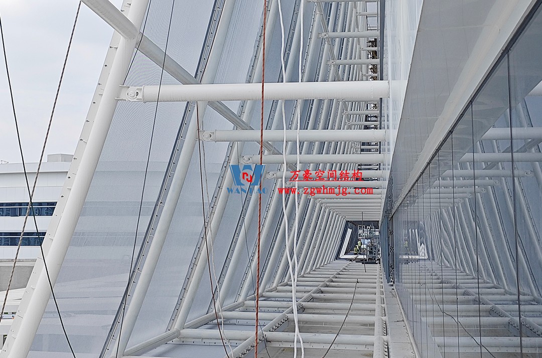 聚焦工程高質(zhì)量建設(shè)，這個(gè)網(wǎng)格織物幕墻正在施工安裝中