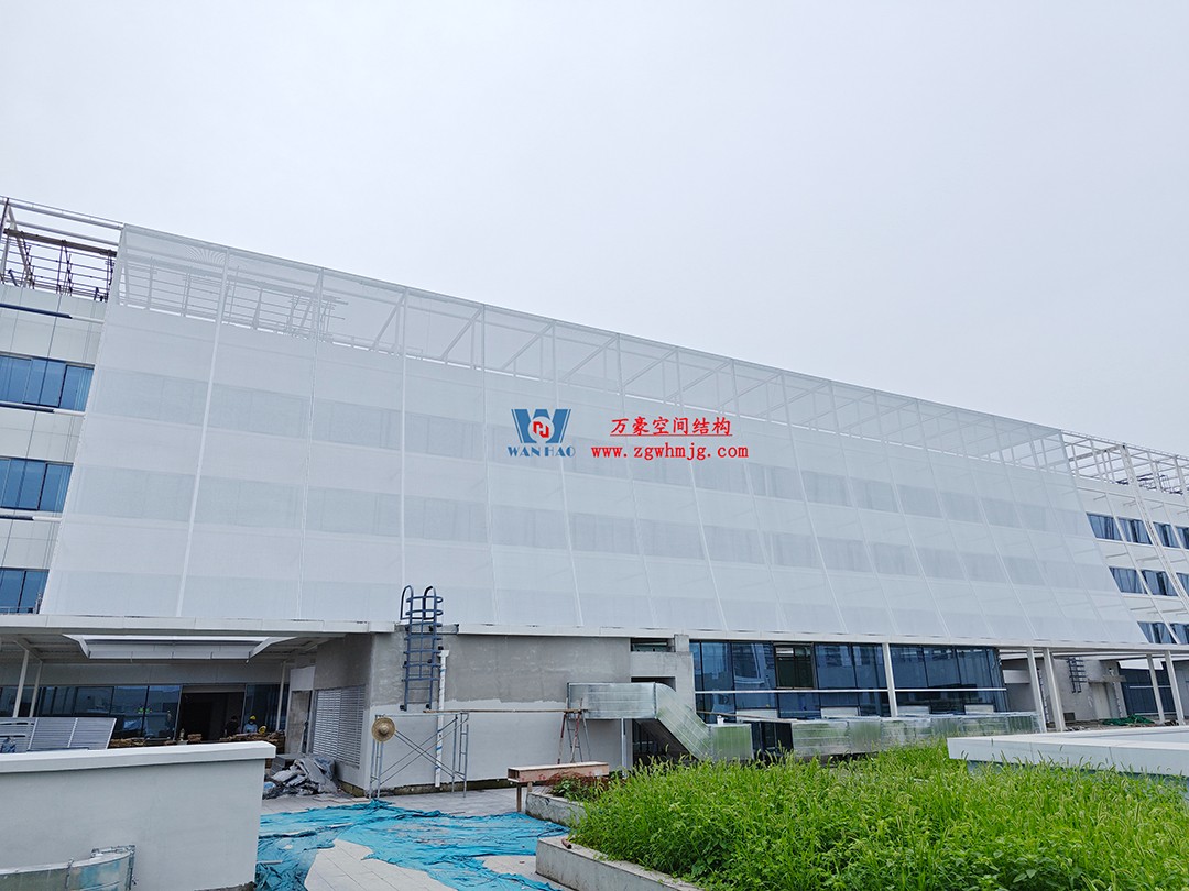 聚焦工程高質(zhì)量建設(shè)，這個(gè)網(wǎng)格織物幕墻正在施工安裝中