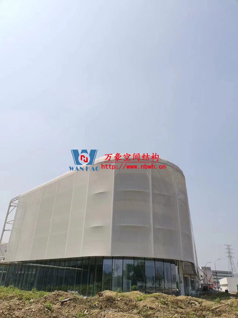 益富樂集團食品工廠外立面PTFE網(wǎng)格織物膜結(jié)構(gòu)項目進(jìn)入最后織物膜結(jié)構(gòu)安裝階段