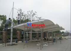 膜結(jié)構(gòu)車棚布怎么施工安裝？膜結(jié)構(gòu)車棚布安裝注意事項