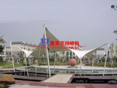 膜結(jié)構(gòu)遮陽棚有哪些特點(diǎn)？哪些場所可以使用膜結(jié)構(gòu)遮陽蓬？