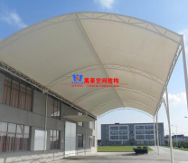 定做膜結(jié)構(gòu)雨棚價(jià)格多少?樓頂做個(gè)膜結(jié)構(gòu)雨棚子多少錢？