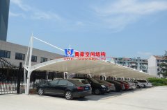 私家車膜結(jié)構(gòu)停車棚造價(jià)多少？轎車膜結(jié)構(gòu)車棚一平方價(jià)格最新報(bào)價(jià)