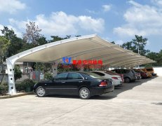 為何膜結(jié)構(gòu)車棚越來(lái)越受歡迎？小轎車車棚為什么都選用膜結(jié)構(gòu)車棚？