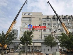 張拉膜結(jié)構(gòu)車(chē)棚中鋼結(jié)構(gòu)如何防銹？張拉膜車(chē)棚除銹的方法有哪些？