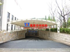地下車庫雨棚什么材料好？膜結構為什么是地下車庫雨棚材料的優(yōu)先選擇？
