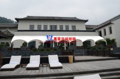 伸縮遮雨棚和膜結(jié)構(gòu)雨棚那個(gè)好？伸縮遮雨棚和膜結(jié)構(gòu)雨棚優(yōu)缺點(diǎn)對(duì)比