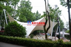 如何操作來保證膜結構工程能承受一定的外荷載？